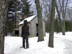 Riproduzione della capanna di Thoreau, con la sua statua, a Walden Pond.